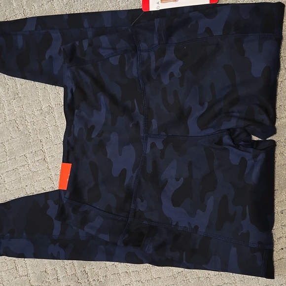 Danskin High Rise 7/8 Camo Leggings NWT - Picture 3 of 7
